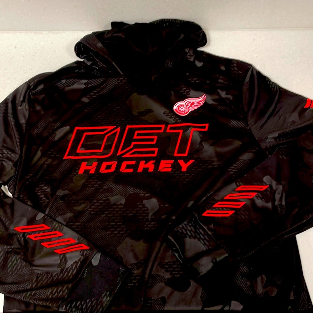 Large Fanatics Detroit Red Wings pullover hoodie shirt. Black camouflage.
